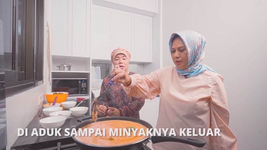 11 Langkah praktis Dewi Zuhriati ibu Fuji masak rendang khas Minang