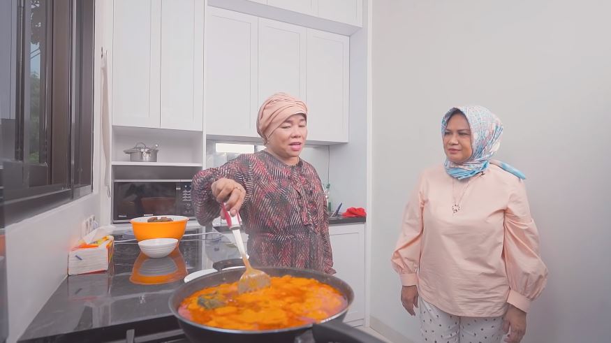 11 Langkah praktis Dewi Zuhriati ibu Fuji masak rendang khas Minang