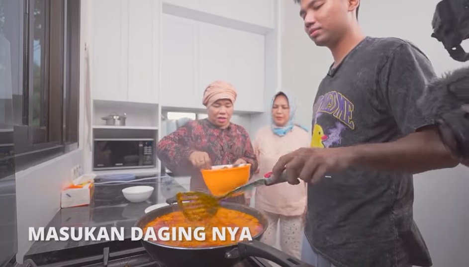 11 Langkah praktis Dewi Zuhriati ibu Fuji masak rendang khas Minang