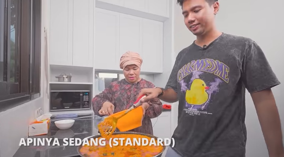 11 Langkah praktis Dewi Zuhriati ibu Fuji masak rendang khas Minang