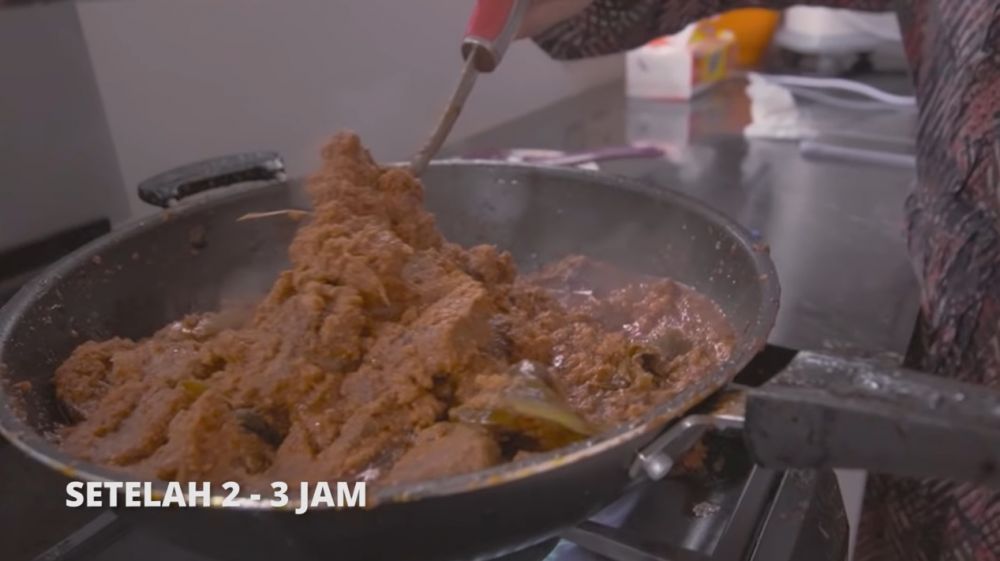11 Langkah praktis Dewi Zuhriati ibu Fuji masak rendang khas Minang