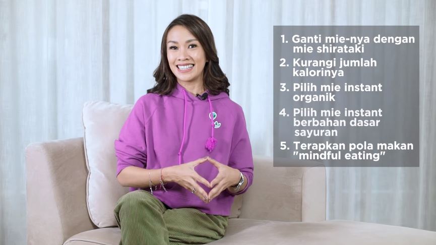 7 Trik mengonsumsi mi instan ala Melanie Putria, cocok buat diet