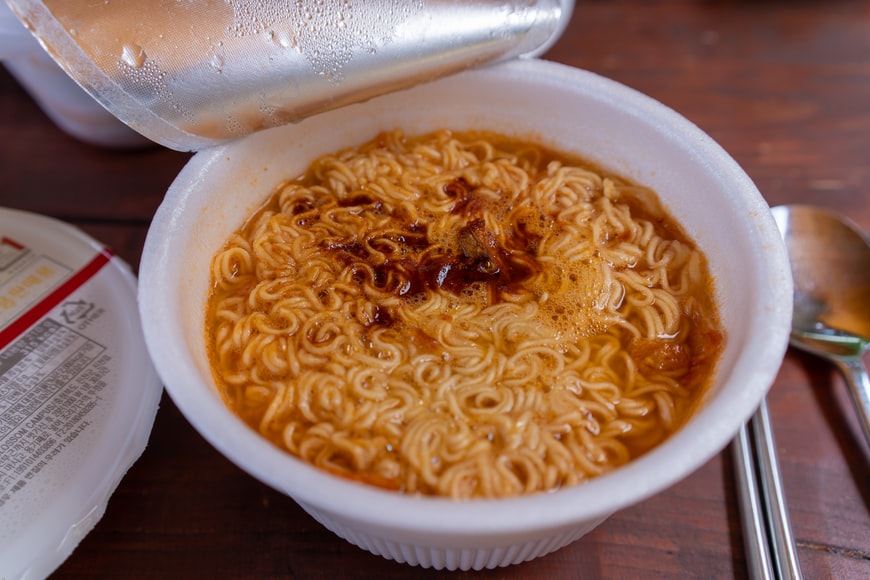 7 Trik mengonsumsi mi instan ala Melanie Putria, cocok buat diet