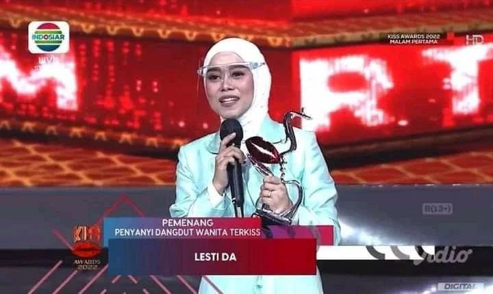 11 Potret Lesty Kejora di penghargaan Kiss Awards 2022, borong 4 piala