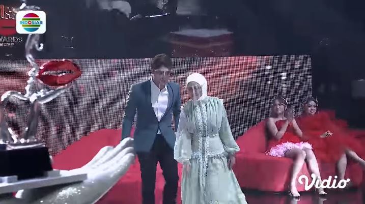 11 Potret Lesty Kejora di penghargaan Kiss Awards 2022, borong 4 piala