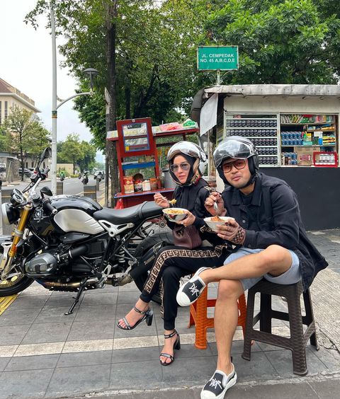 7 Momen Juragan 99 & istri makan di pinggir jalan, outfit jadi sorotan