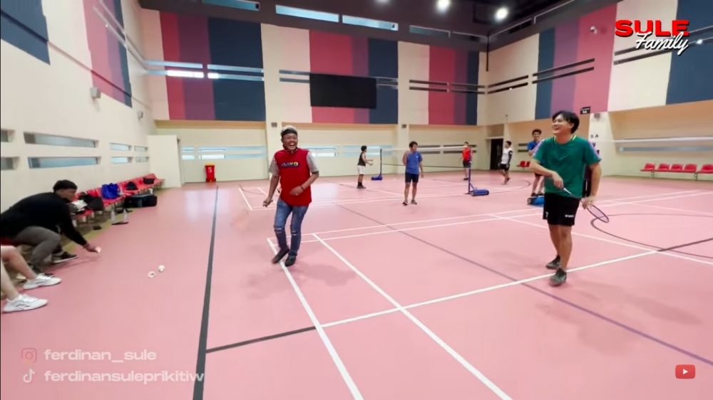 9 Momen Sule ketemu orang tua Mahalini, sempat tanding badminton