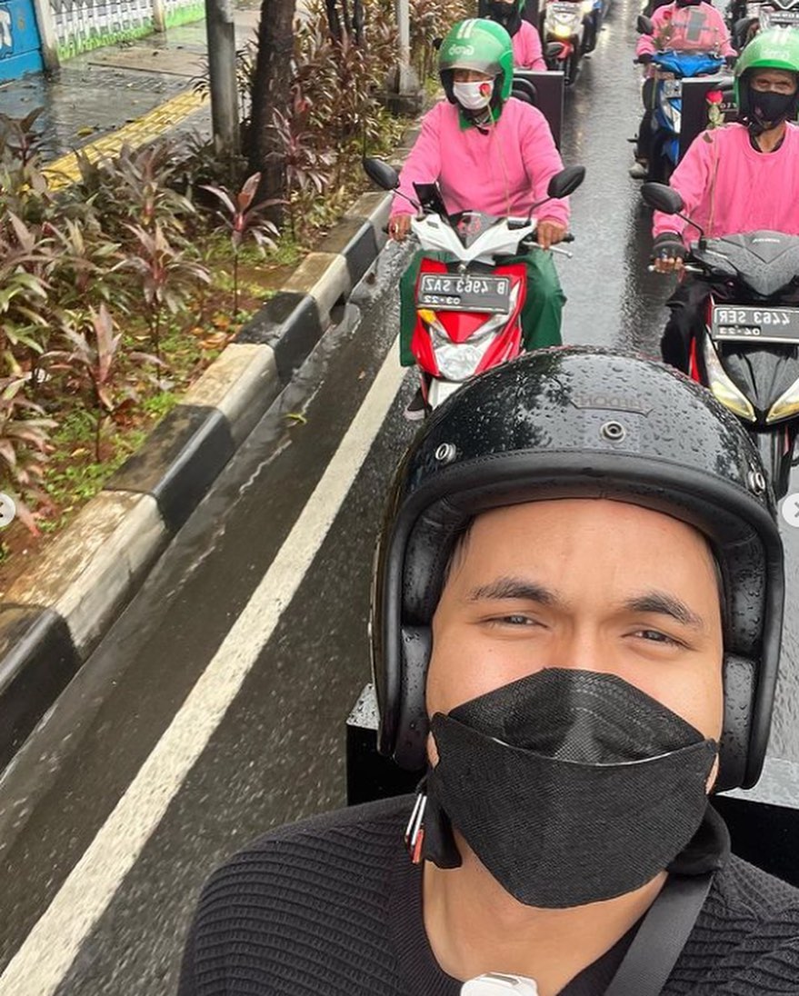 7 Momen Thariq beri kejutan Valentine ke Fuji, bawa rombongan ojol