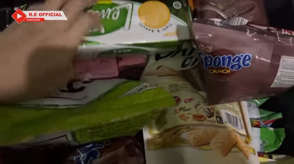 5 Penampakan isi lemari anak Ega dan Rafly D'Academy, sederhana banget