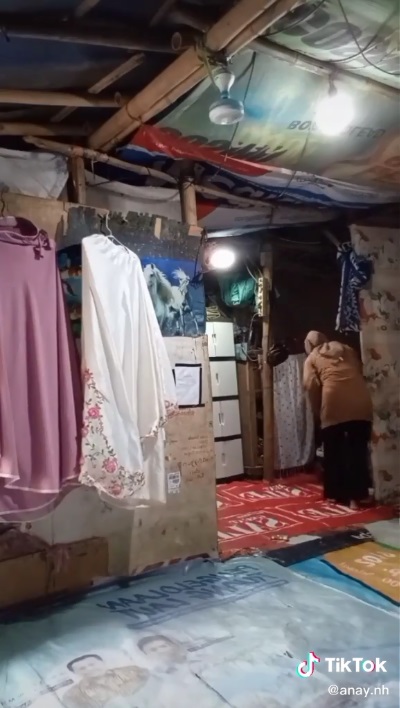 9 Potret rumah gubuk di pinggir bukit sampah, kamarnya estetik