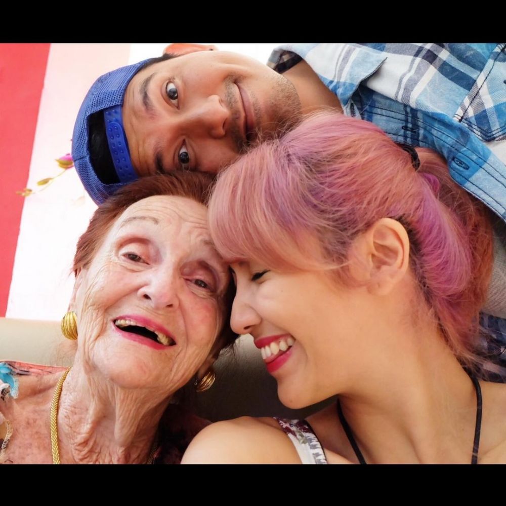 9 Potret Sharena Delon bareng nenek, paras bulenya mirip Rose Titanic