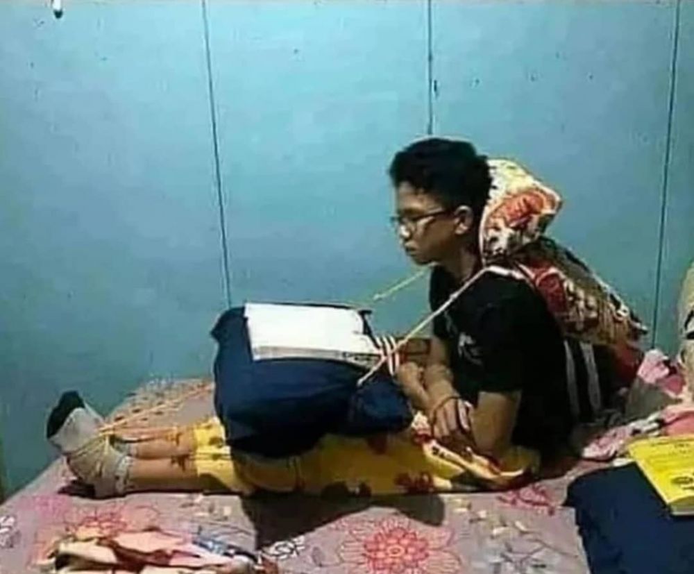 13 Tingkah absurd siswa saat belajar mandiri ini bikin cekikikan