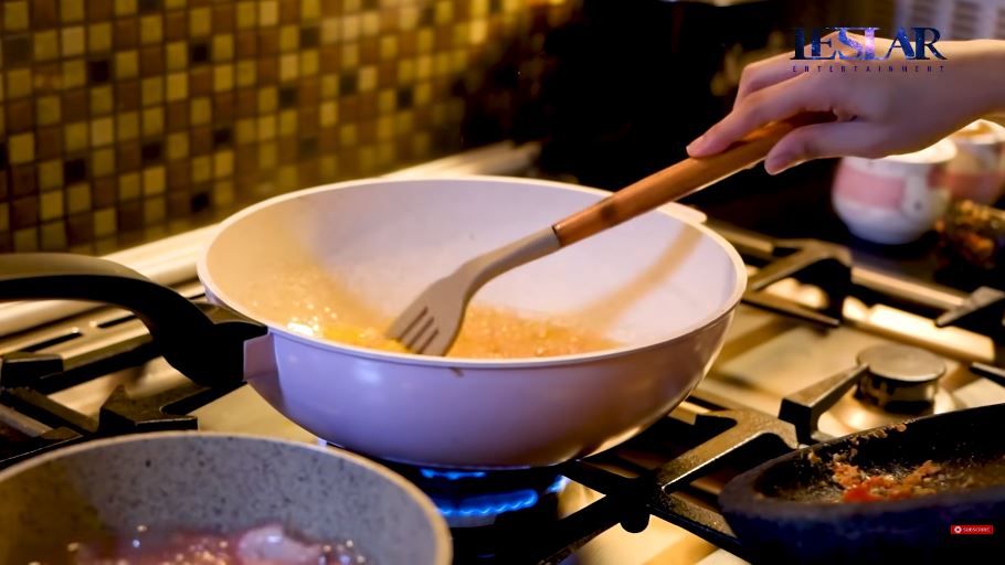 11 Langkah Lesty Kejora bikin seblak Sunda, bumbunya sederhana