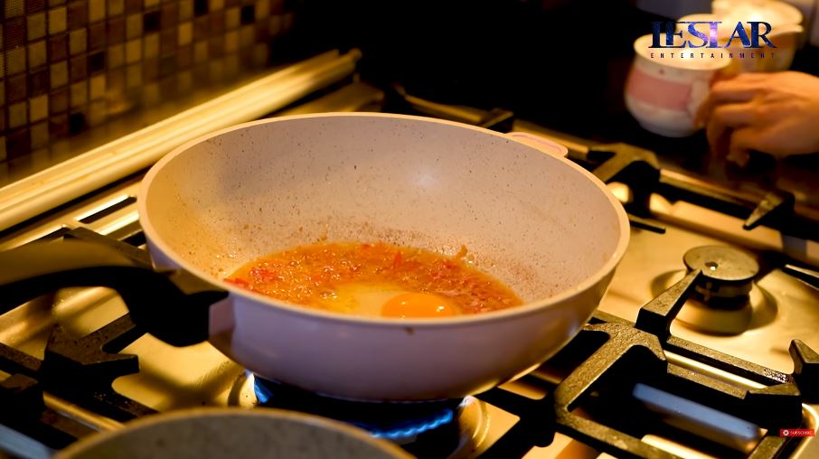 11 Langkah Lesty Kejora bikin seblak Sunda, bumbunya sederhana