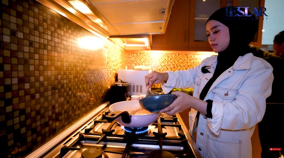 11 Langkah Lesty Kejora bikin seblak Sunda, bumbunya sederhana