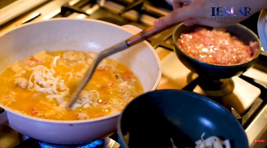 11 Langkah Lesty Kejora bikin seblak Sunda, bumbunya sederhana