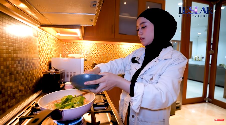 11 Langkah Lesty Kejora bikin seblak Sunda, bumbunya sederhana