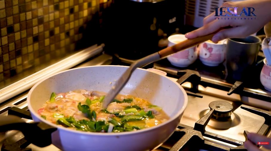 11 Langkah Lesty Kejora bikin seblak Sunda, bumbunya sederhana