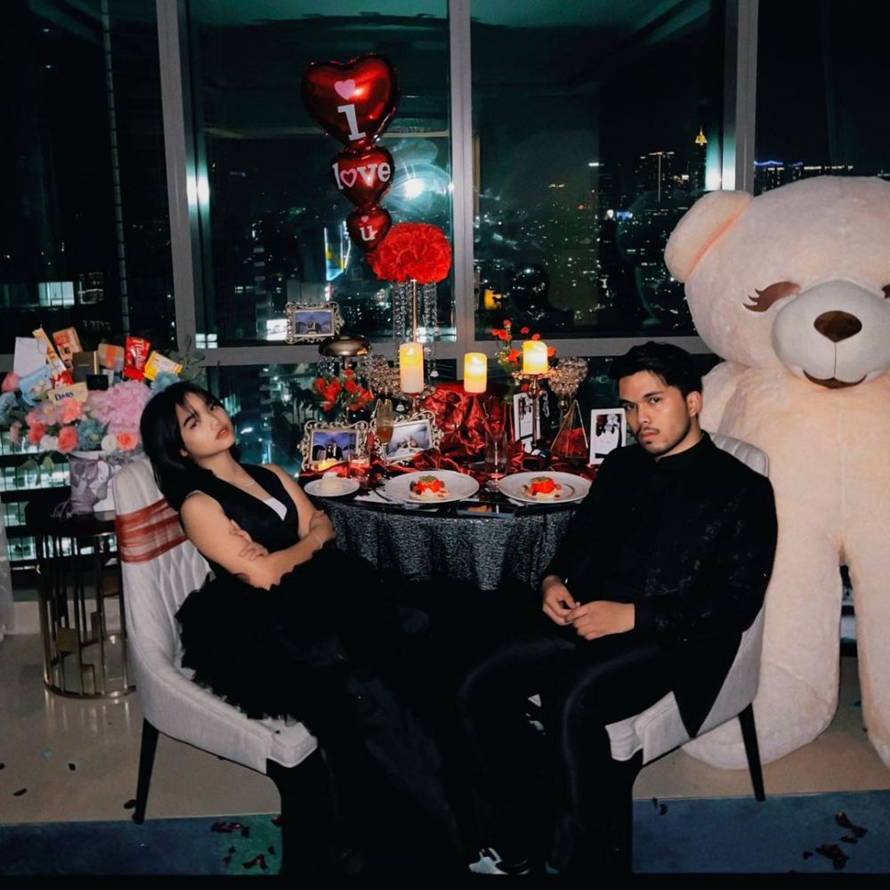 Gaya Fuji dan Thariq Halilintar saat dinner bareng, serba hitam