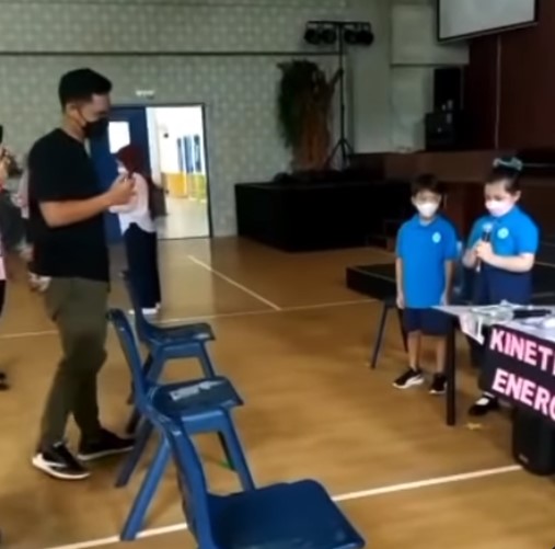 7 Momen Arsy kerjakan tugas di sekolah, tampil pede saat presentasi