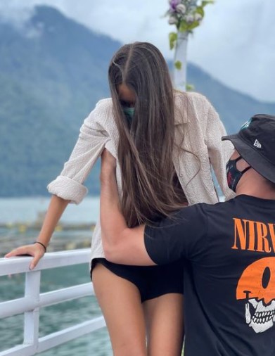 9 Potret kebersamaan Stefan William dan Ria Andrews, rayakan Valentine