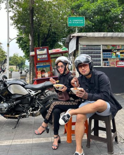 Kerap jajan kaki lima, 7 momen Juragan 99 makan di pinggir jalan