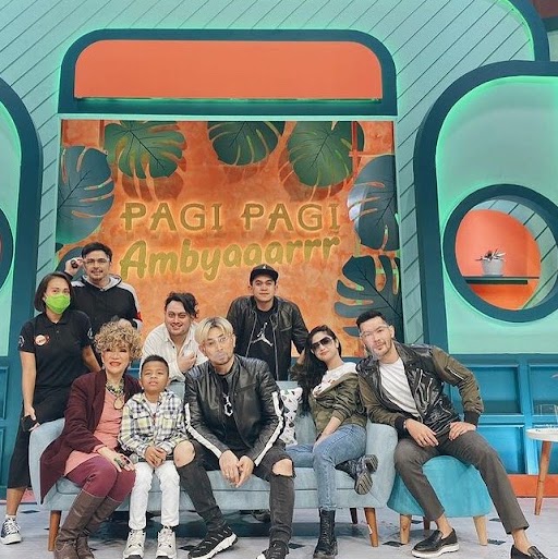 Potret Dorce Gamalama bareng 9 publik figur, penuh kenangan