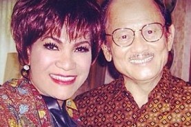 Potret lawas Dorce Gamalama bareng 6 Presiden Indonesia, penuh senyum