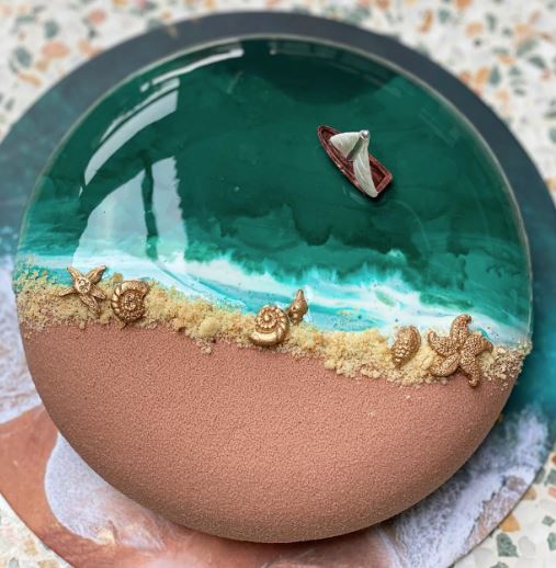 9 Kreasi mirror glaze cake buatan Mieke Amalia, detailnya ciamik