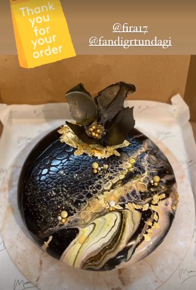 9 Kreasi mirror glaze cake buatan Mieke Amalia, detailnya ciamik