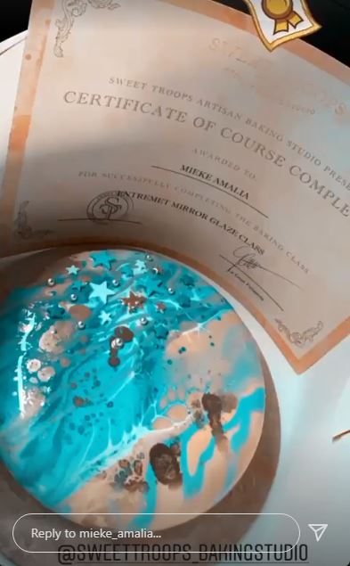 9 Kreasi mirror glaze cake buatan Mieke Amalia, detailnya ciamik