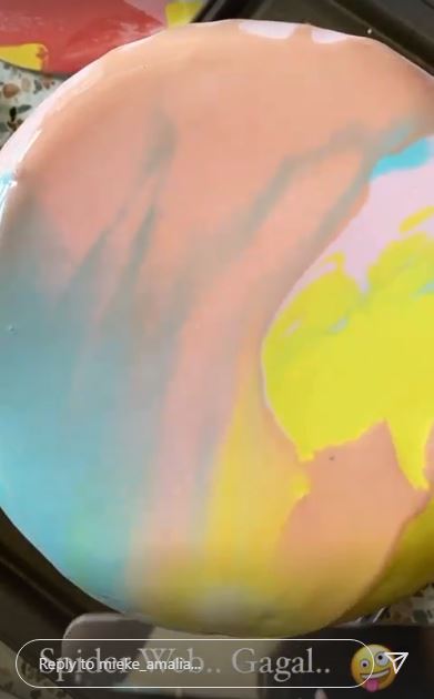 9 Kreasi mirror glaze cake buatan Mieke Amalia, detailnya ciamik