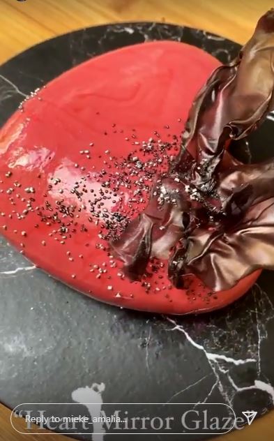 9 Kreasi mirror glaze cake buatan Mieke Amalia, detailnya ciamik