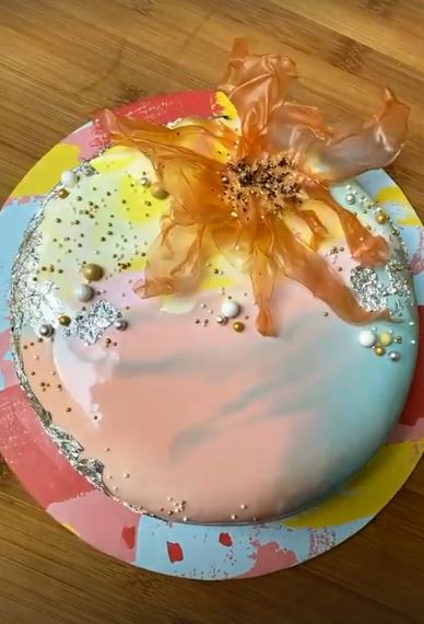 9 Kreasi mirror glaze cake buatan Mieke Amalia, detailnya ciamik