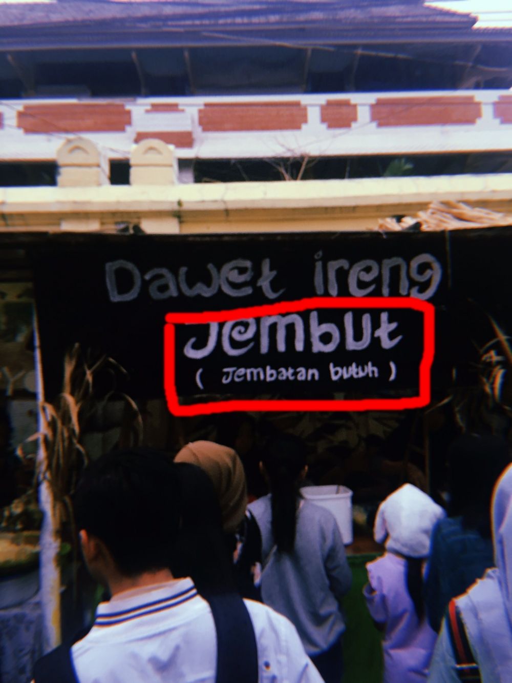 8 Singkatan nyeleneh di spanduk pedagang minuman, bikin garuk kepala