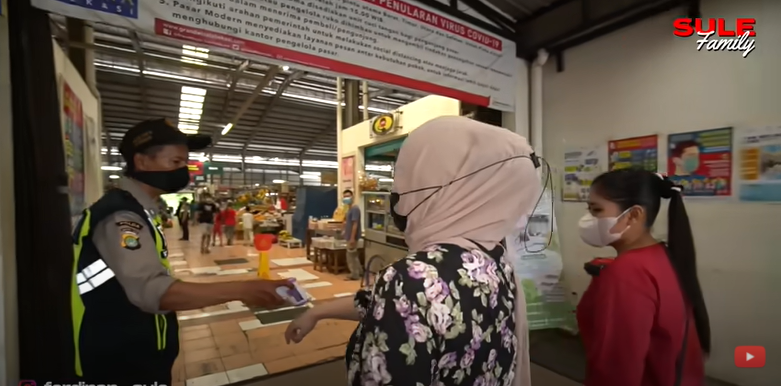 12 Momen Nathalie Holscher belanja di pasar, nawarnya bak emak-emak