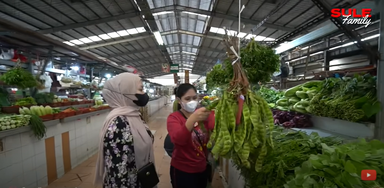 12 Momen Nathalie Holscher belanja di pasar, nawarnya bak emak-emak