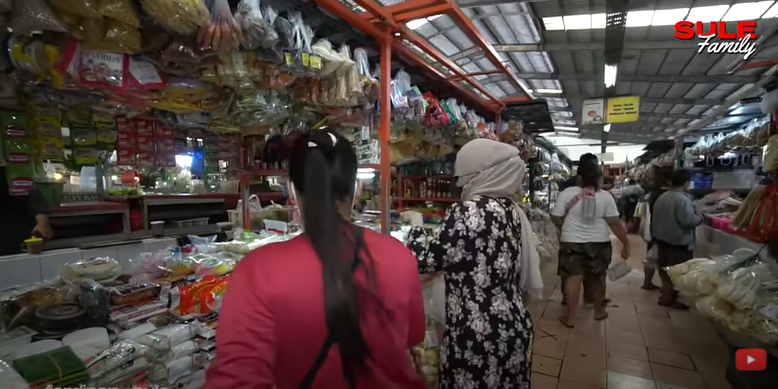 12 Momen Nathalie Holscher belanja di pasar, nawarnya bak emak-emak
