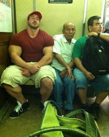 13 Momen lucu bapak-bapak di kendaraan umum, bikin canggung