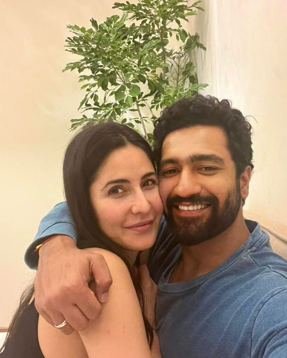 9 Momen Vicky Kaushal temani Katrina Kaif syuting, nikmati api unggun