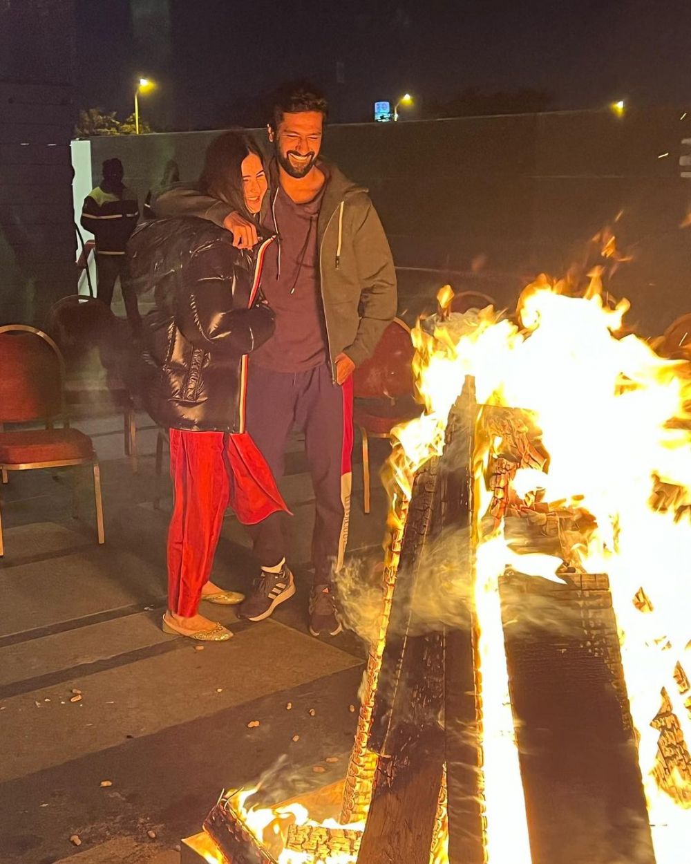 9 Momen Vicky Kaushal temani Katrina Kaif syuting, nikmati api unggun