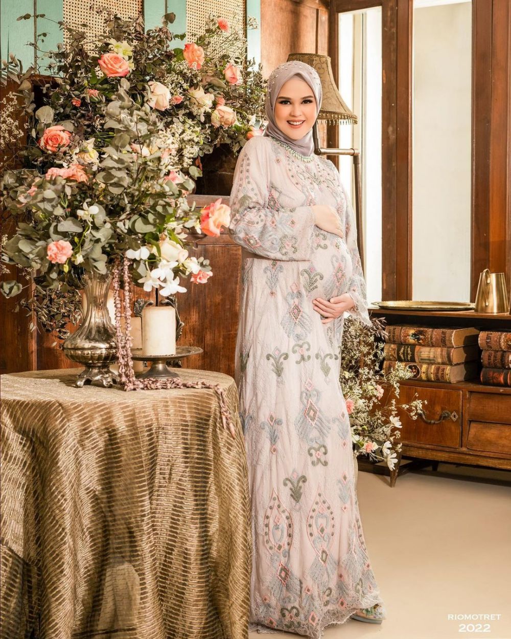 Hamil anak kedua, ini 9 gaya maternity shoot Cut Meyriska dan suami