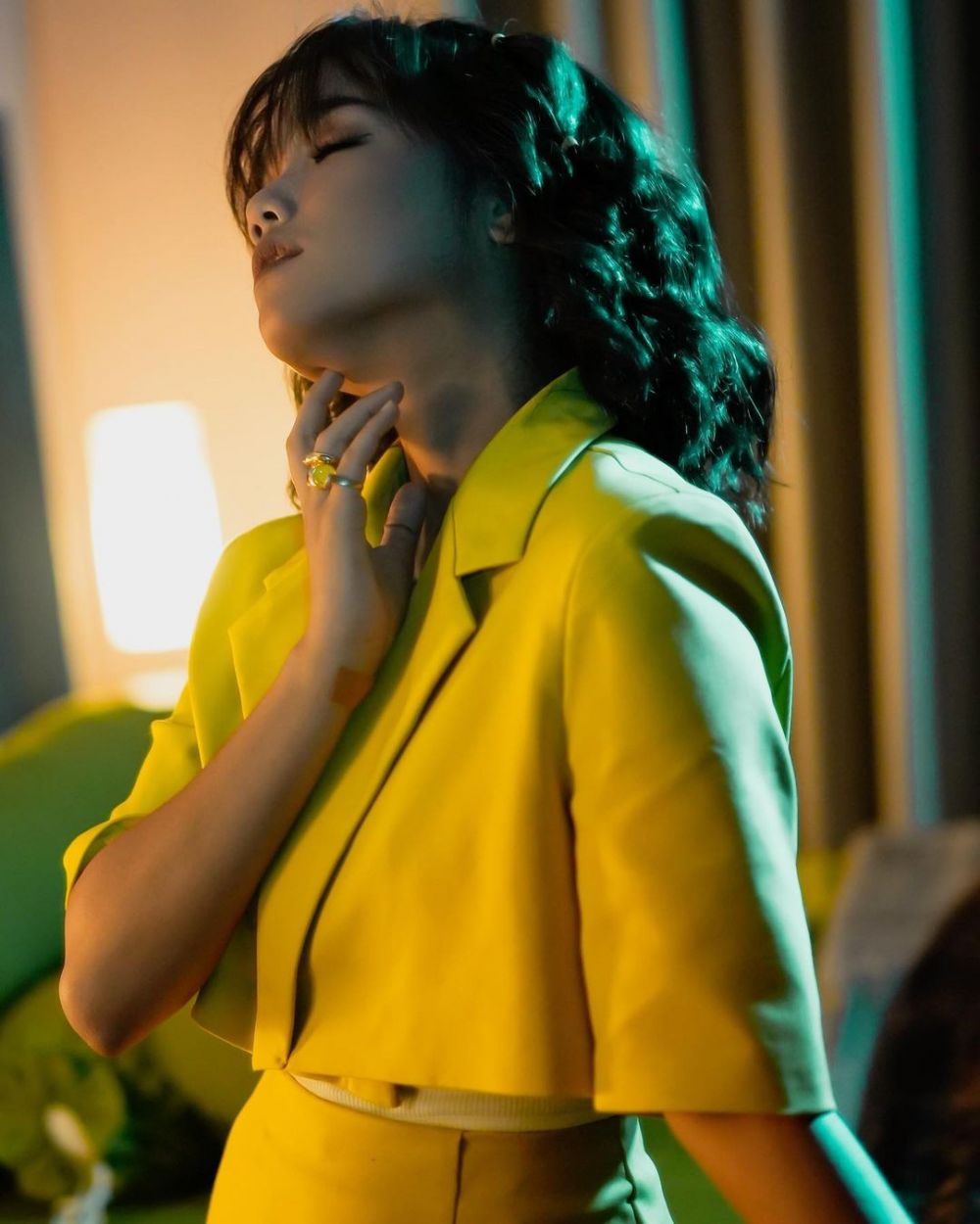 8 Gaya Fuji saat menjalani pemotretan terbaru, bak model profesional