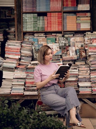 9 Potret Delta Hesti di tempat nyentrik, gerobak sampah hingga gudang