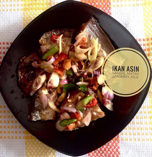 11 Resep ikan sambal matah ala rumahan, enak dan pedasnya nendang