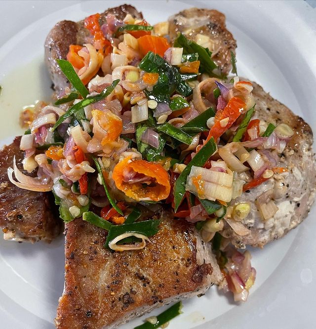11 Resep ikan sambal matah ala rumahan, enak dan pedasnya nendang