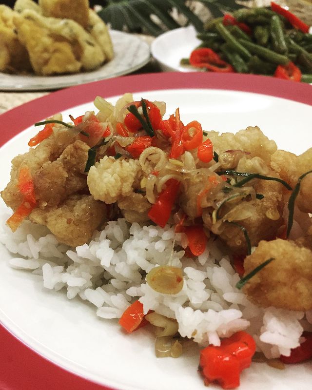 11 Resep ikan sambal matah ala rumahan, enak dan pedasnya nendang