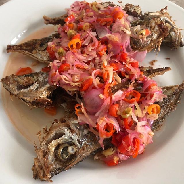 11 Resep ikan sambal matah ala rumahan, enak dan pedasnya nendang