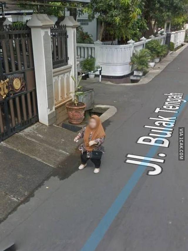 11 Momen lucu emak-emak ngebug ini bikin dahi mengkerut