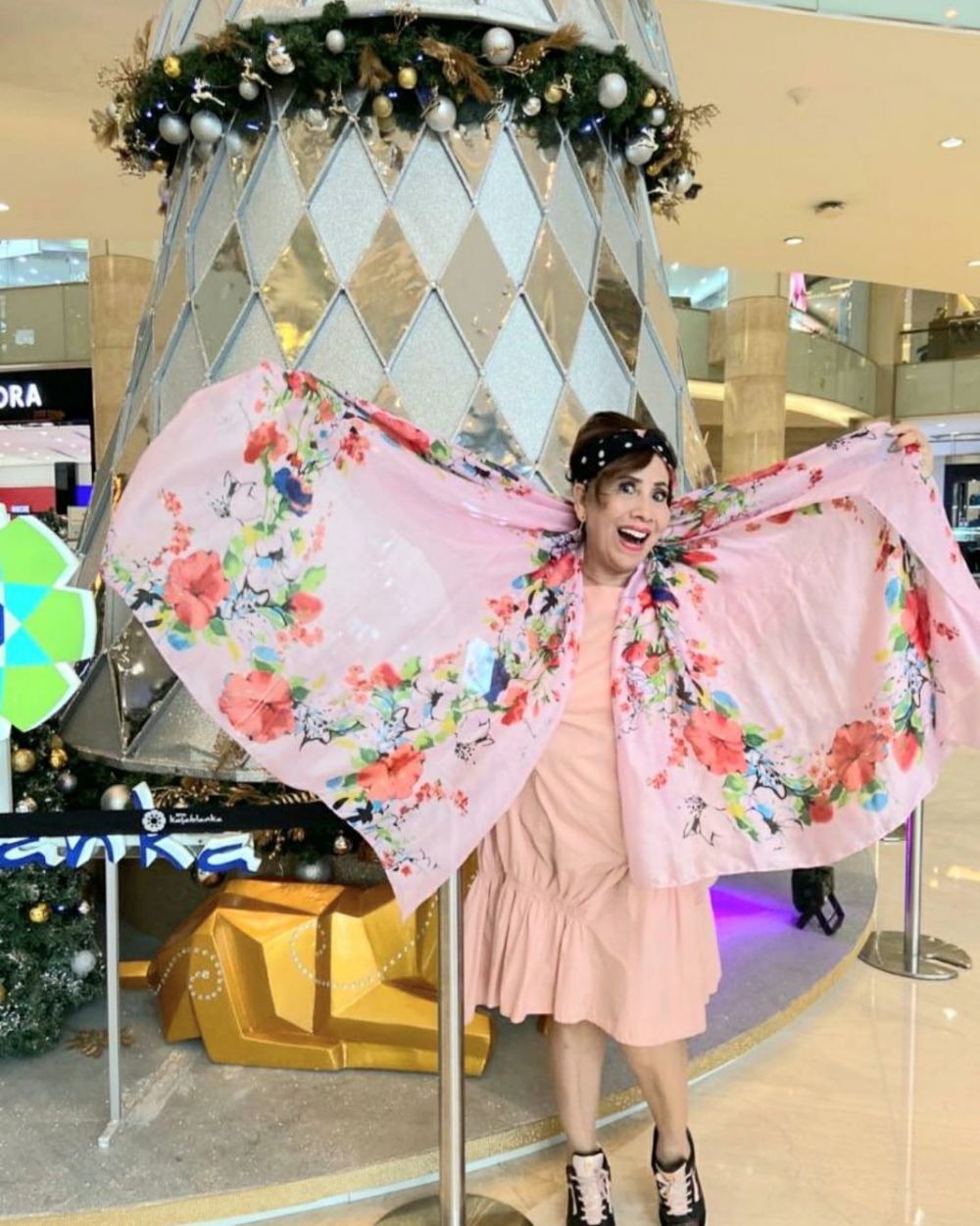 Pesona 9 ibu seleb usia 50-an, stylish dan awet muda